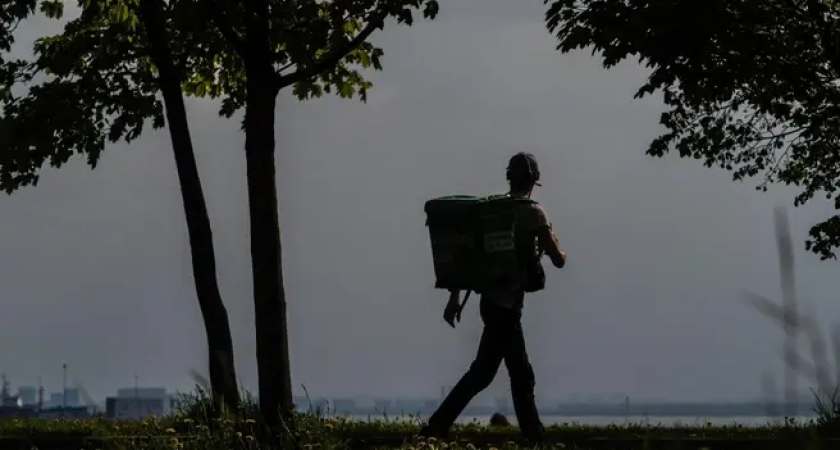 «Белые воротнички» массово идут в рабочие из-за ограничений для мигрантов