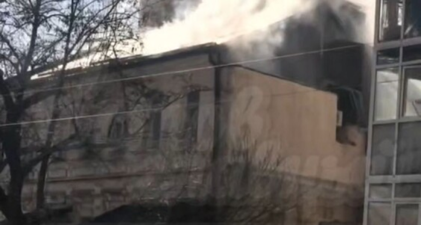 12 спасателей боролись с огнём в историческом центре Ростова