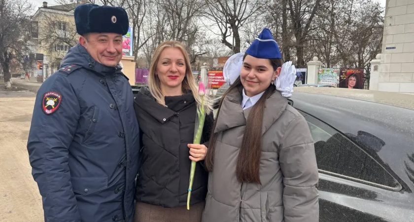ГАИ массово останавливает женщин в Ростовской области для «Цветов автоледи»