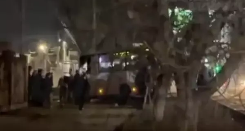 Автобус вылетел на встречку и разнес столб на части в Ростове