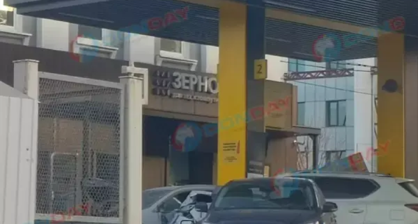 Иномарка протаранила бензоколонку в Ростове в вечер 8 марта