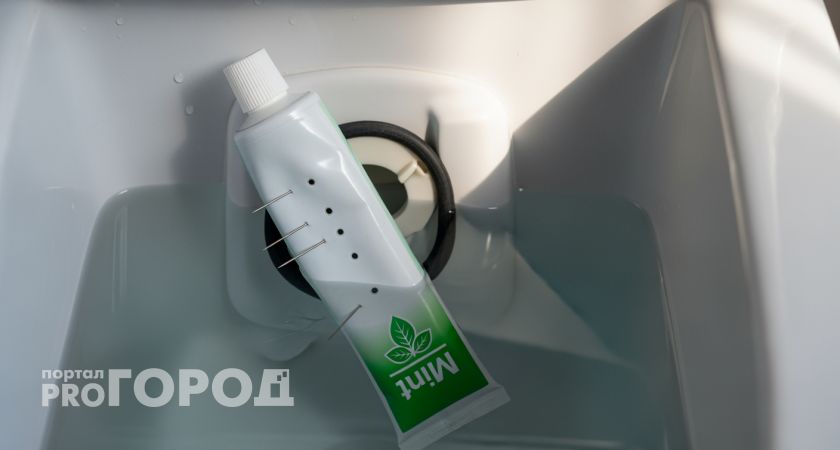 Этот трюк с солью превращает старый унитаз в сияющий и избавляет от вызовов сантехника раз и навсегда