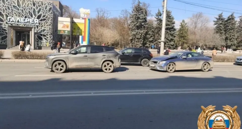 Тройное ДТП в центре Ростова: виновник аварии попал в больницу