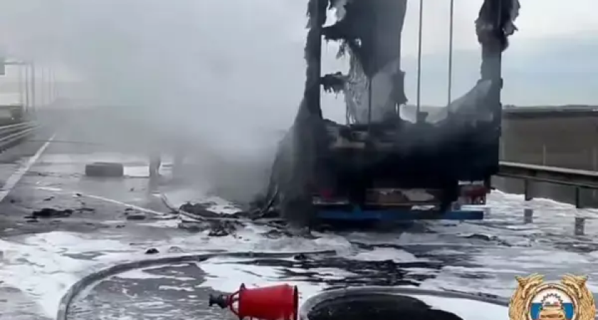 Фура полностью сгорела на М-4, продукты горения разлились по трем полосам