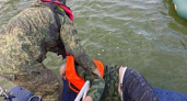 Пожилого рыбака спасли в полутора километрах от берега после переворота лодки в Таганрогском заливе