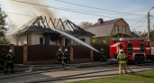 Обломки сбитого БПЛА пробили крышу дома в западной части Ростова и вызвали пожар