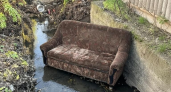 Диван в реке: коммунальщики Таганрога бьют тревогу о мусоре в балке