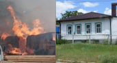 Пламя в метре от флигеля 1900-х: в Аксае горит летняя кухня у Дома среднего казака