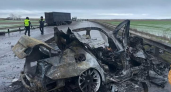 BMW загорелся при лобовом столкновении с грузовиком: водитель погиб
