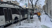 Автобус на полной скорости снес остановку на Буденновском: власти обещают срочно заменить павильон