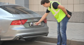 «Листья и бумажки не спасут»: с августа 2025 года сотрудники платных парковок Ростова получат право снимать маскировку с номеров
