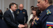 «Золотая Звезда» за подвиг: губернатор Слюсарь передал высшую награду родителям погибшего летчика из династии военных