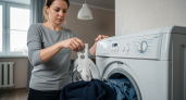 Копеечный секрет хозяек со стажем: забудьте о дорогих средствах для стирки благодаря простой монете в барабане