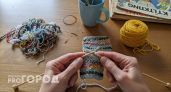 Накопились клубочки остатков пряжи — превращаю их в практичные домашние штучки за пару часов