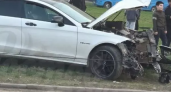 «Мерседес» снёс три столба у рынка в Ростове: очевидцы сняли последствия