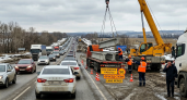 На М-4 «Дон» выгружают бетонные балки для моста — пробка 7 км
