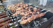 Забудьте про уксус и лук: добавляю в маринад секретный ингредиент для мягкости мяса, которое тает во рту