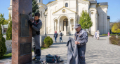 На стеле у храма ЮВО нашли орфографическую ошибку — табличку сняли