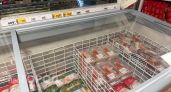 Вы совершаете серьезную ошибку: почему мытье сырой курицы под краном превращает вашу кухню в зону заражения