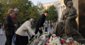 Ростовчане несут цветы к памятнику в память о детях из Старобельска