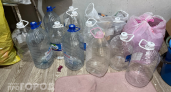 Перестала выкидывать пластиковые бутылки: пять простых способов превратить мусор в идеальный порядок на кухне