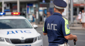 В Таганроге после ДТП автомобиль въехал в остановочный павильон на улице Ленина