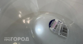 Больше никаких липких следов на тарелках: используйте этот копеечный лайфхак для быстрого удаления клея