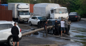 В Ростове на Всесоюзной столб ЛЭП упал на авто и перекрыл проезд