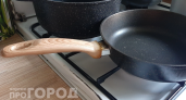 Вы ошибались все это время: отверстие в ручке сковороды создано не для крючка, а для удобства готовки