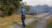 Приставы с жителями остановили пожар у школы в Ростовской области