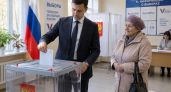 Юрий Слюсарь проголосовал на участке в Ростове вместе с мамой