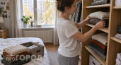 Забыла про стопки и освободила полки: этот японский способ хранения одежды в два раза увеличил мой шкаф