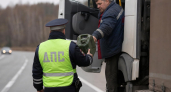 Под Ростовом сотрудники ДПС выручили дальнобойщика, проехавшего 80 километров мимо пустых АЗС