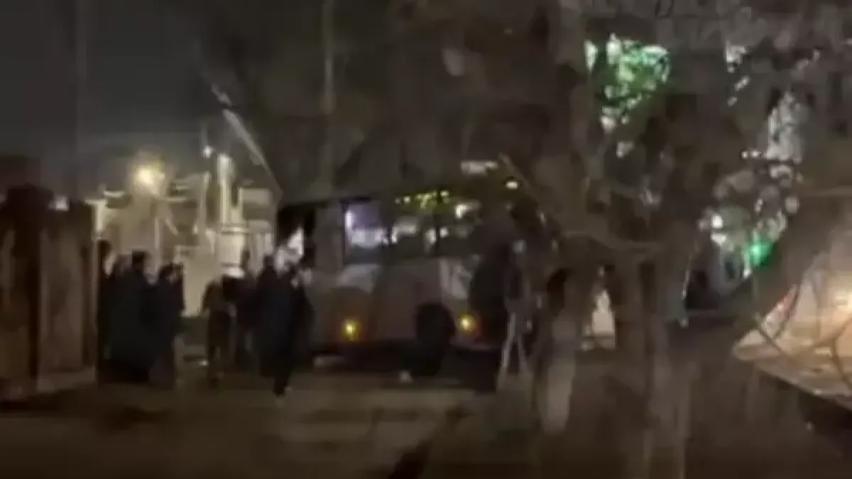 Автобус вылетел на встречку и разнес столб на части в Ростове