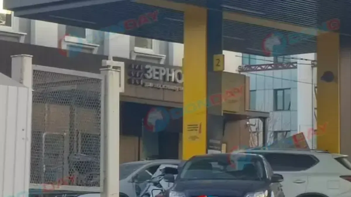 Иномарка протаранила бензоколонку в Ростове в вечер 8 марта