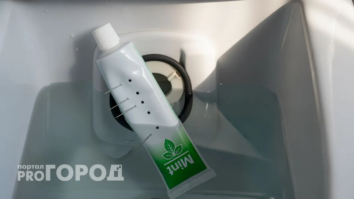 Этот трюк с солью превращает старый унитаз в сияющий и избавляет от вызовов сантехника раз и навсегда