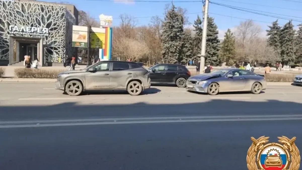 Тройное ДТП в центре Ростова: виновник аварии попал в больницу