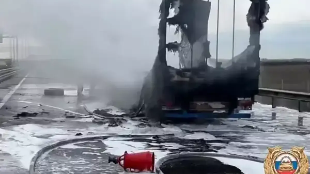 Фура полностью сгорела на М-4, продукты горения разлились по трем полосам