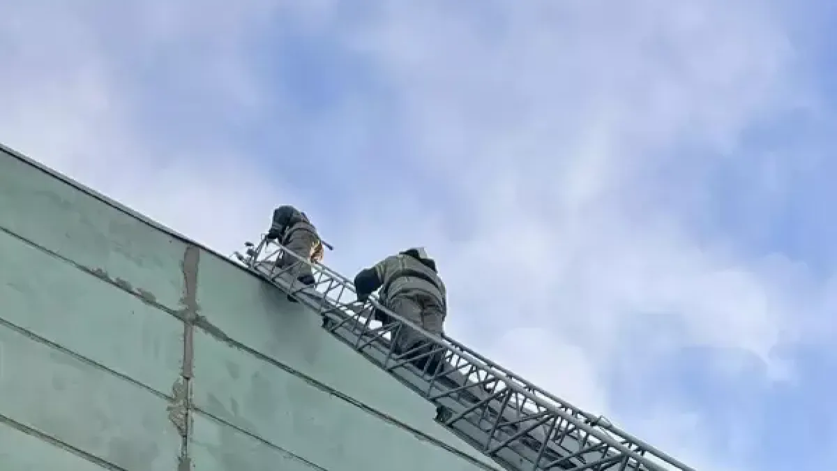 62 спасателя тушили пожар на заводе: пятеро в больнице