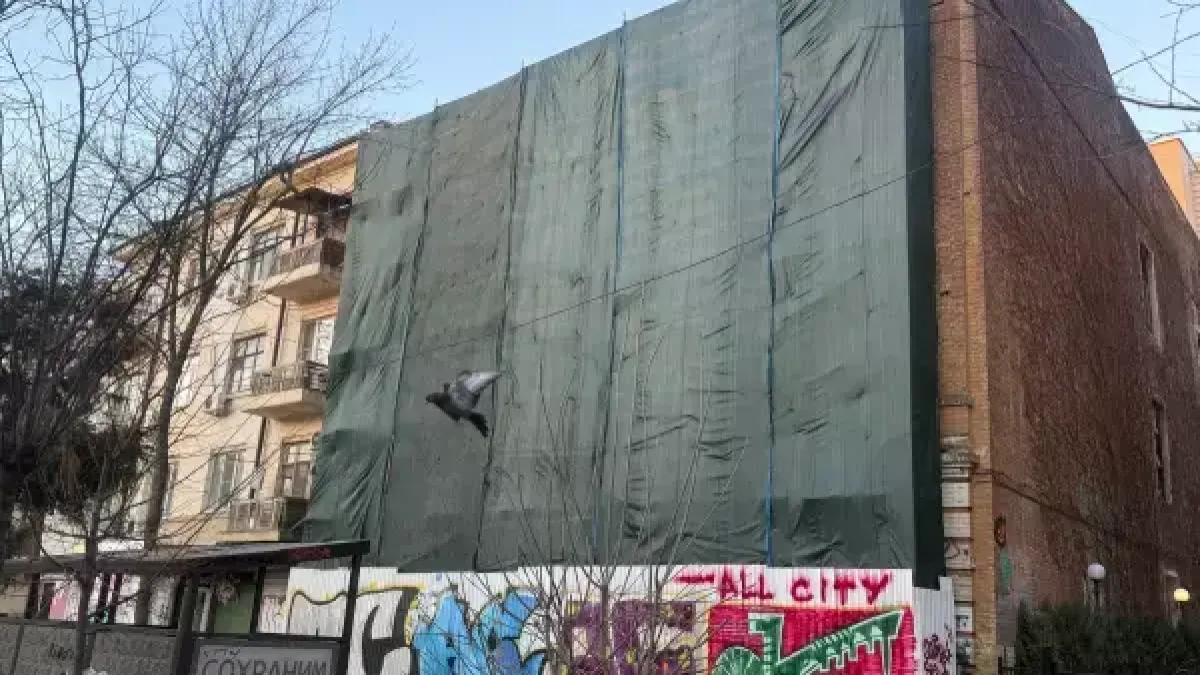 Трещина по фасаду: исторический дом Севастопуло скрыли за сеткой