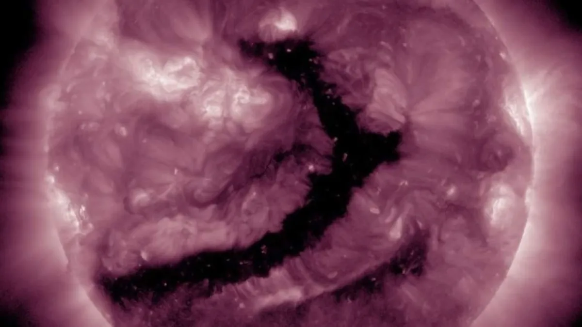 Гигантская корональная дыра протянулась от полюса до полюса Солнца