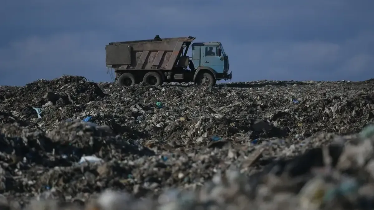 Девять единиц спецтехники борются с огнем на полигоне в Зернограде