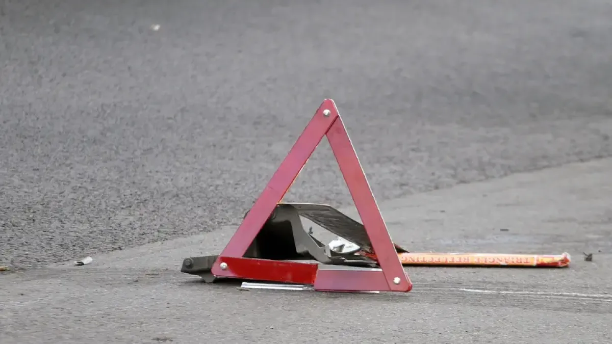 Mitsubishi на скорости врезался в стоящий КамАЗ: погибла пассажирка