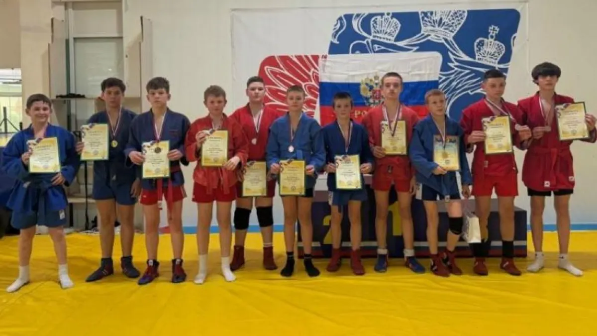 Таганрогские самбисты взяли 18 медалей на домашнем турнире