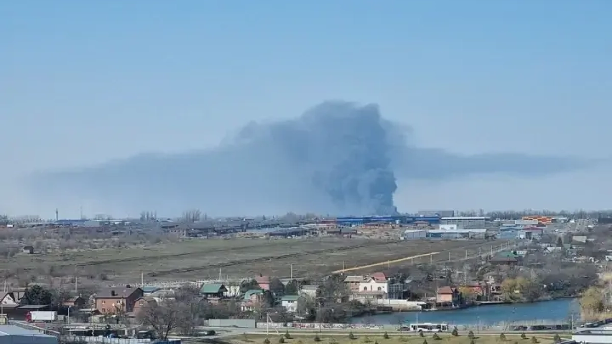 Под Ростовом горят три склада с ГСМ: дым виден по всему городу