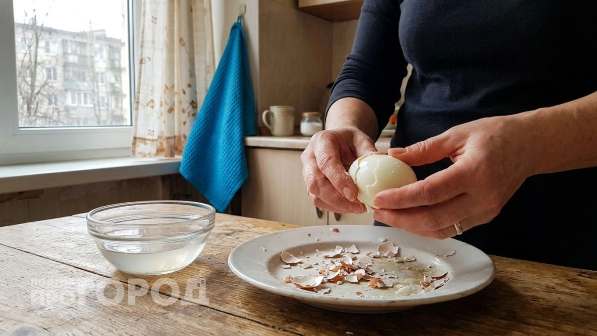 Скорлупа не снимается не потому что яйцо свежее — всё решает момент до варки