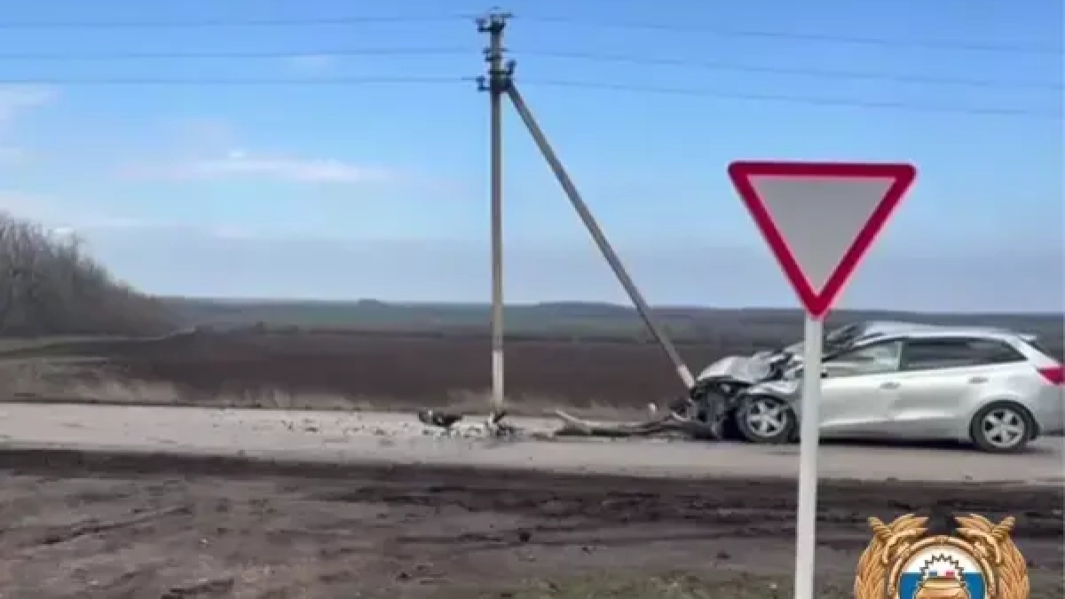 Кию смяло как консервную банку: двое пострадали в ДТП с грузовиком на Дону