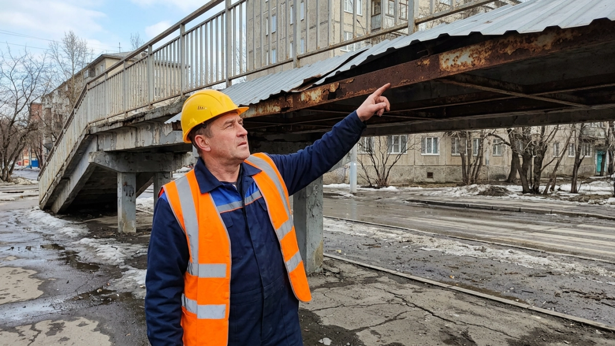 Ветер сорвал козырьки надземного перехода на Северном в Ростове