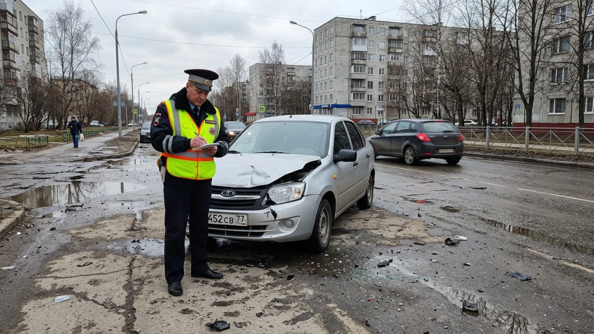 В Ростове на Ленина столкнулись машины: пострадавший кричал от боли