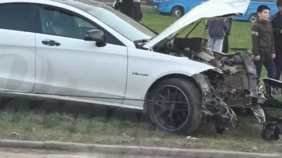 «Мерседес» снёс три столба у рынка в Ростове: очевидцы сняли последствия